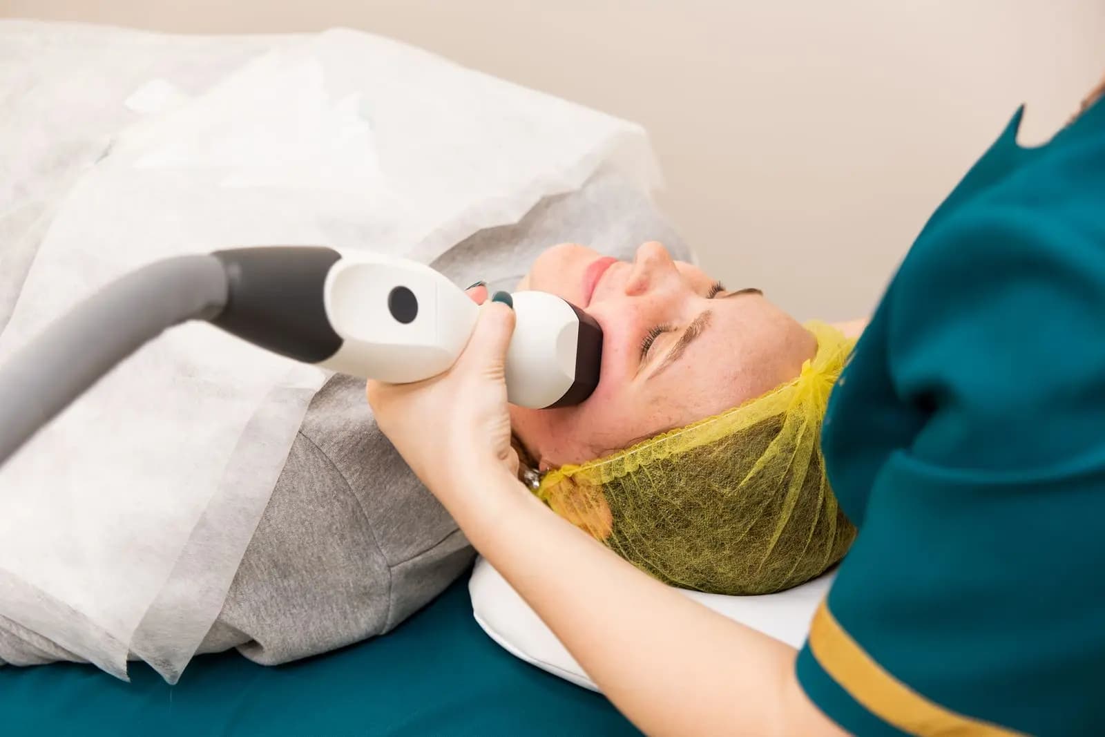 Focused ultrasound handpiece moved along the jawline during skin tightening